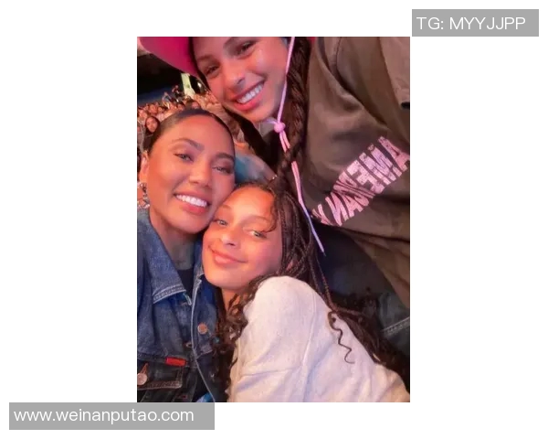 库里与妻子Ayesha合影曝光，恩爱露齿笑容温暖人心